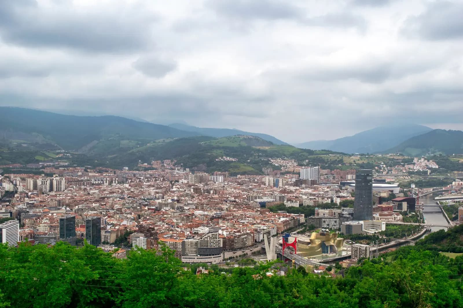Surf incentive in Sopelana with dinners in Bilbao