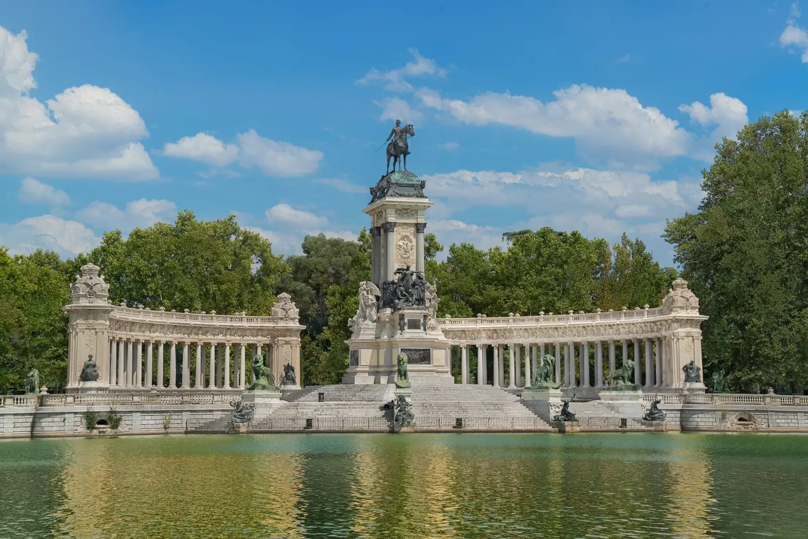 Three-day seminar in Madrid, Plaza de España