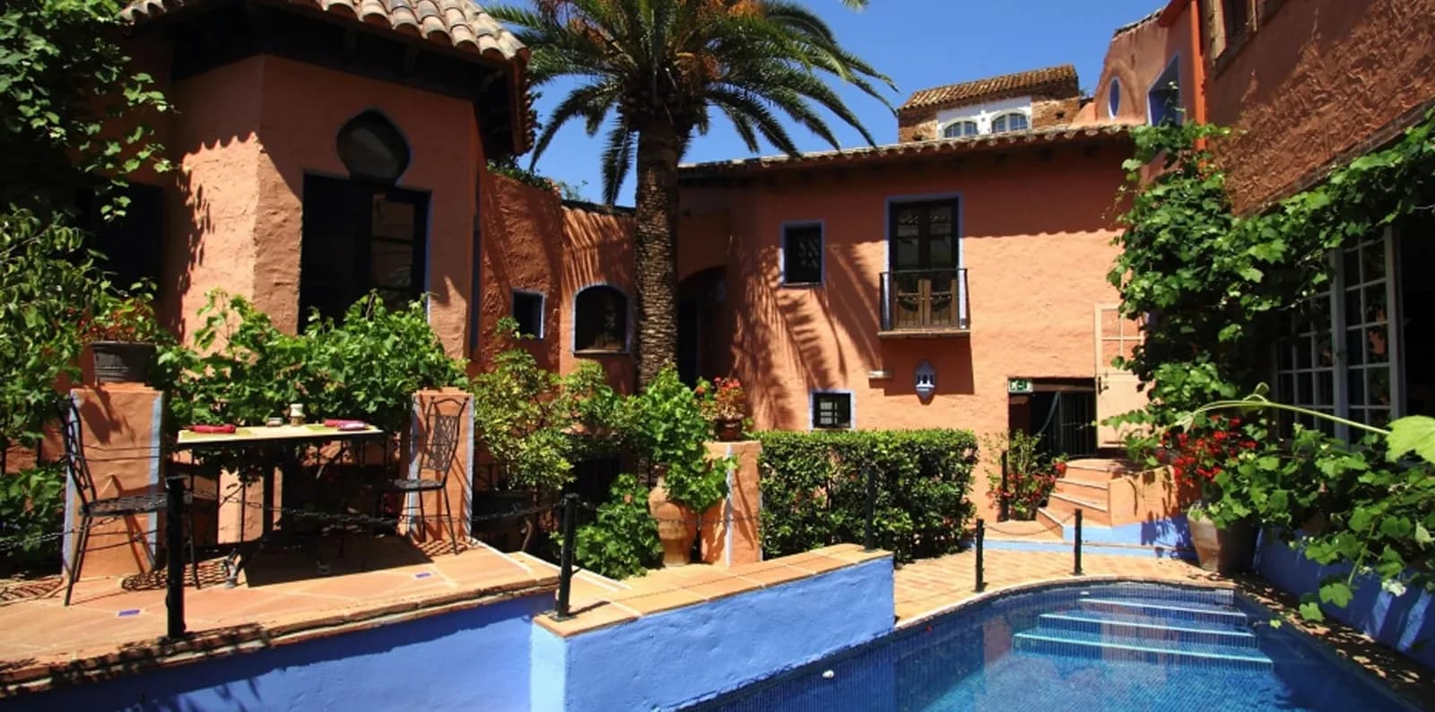 Amanhavis courtyard with pool and terrace in Benahavís near Marbella