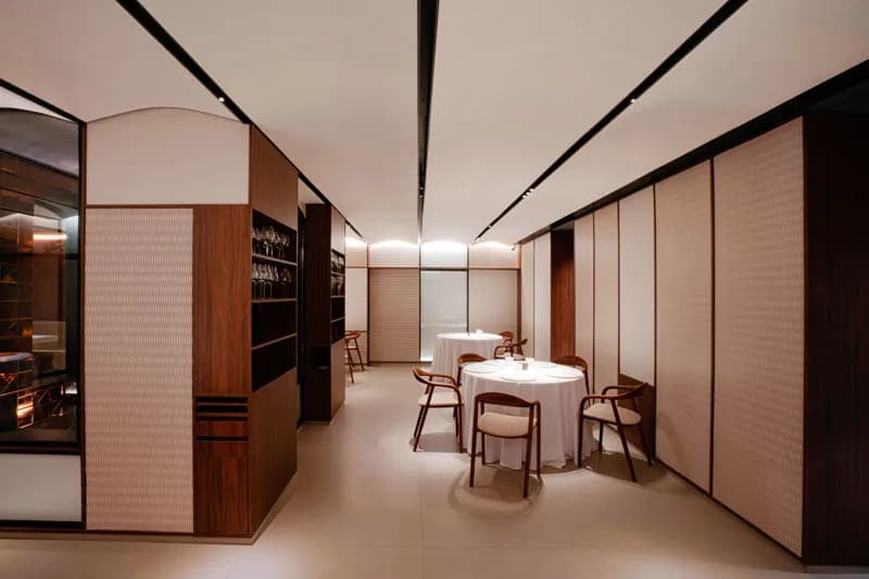 Cinc Sentits dining room with round tables and wood panelling