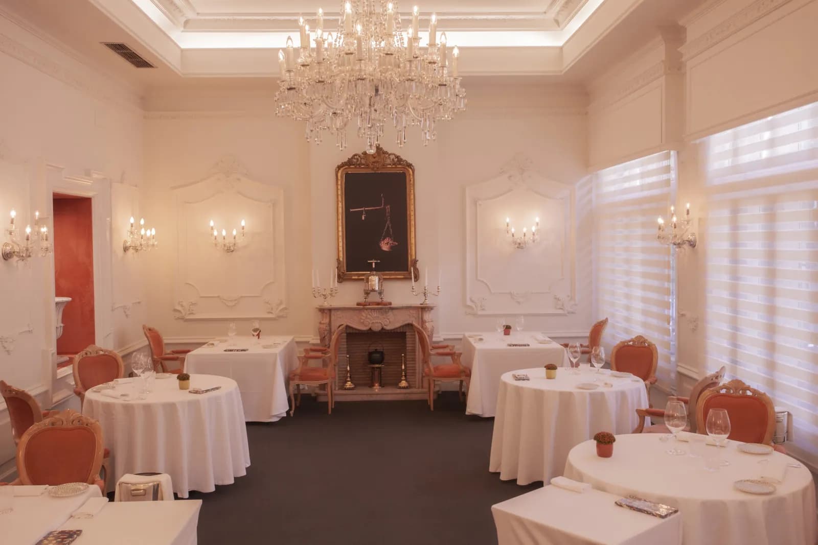 Zortziko dining room with round tables and crystal chandeliers