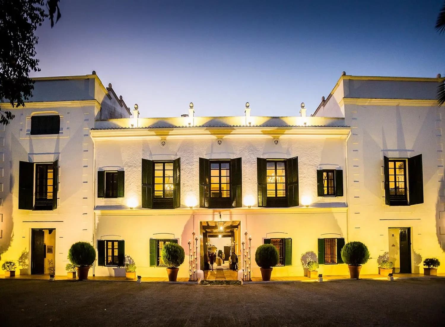 Illuminated facade of Masía Aldamar near Valencia for a corporate event