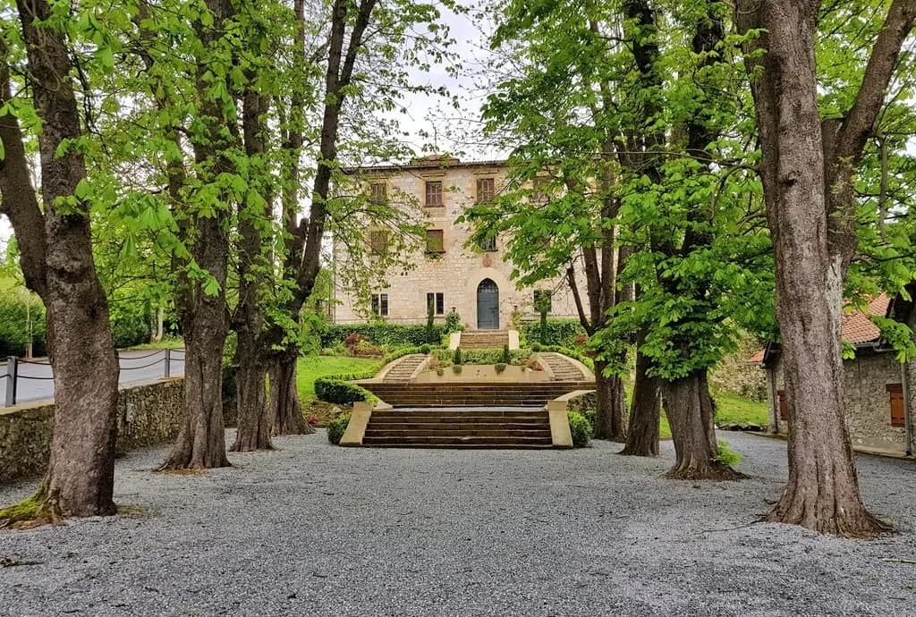 Facade and chestnut-lined drive of Palacio de Murgia in Astigarraga
