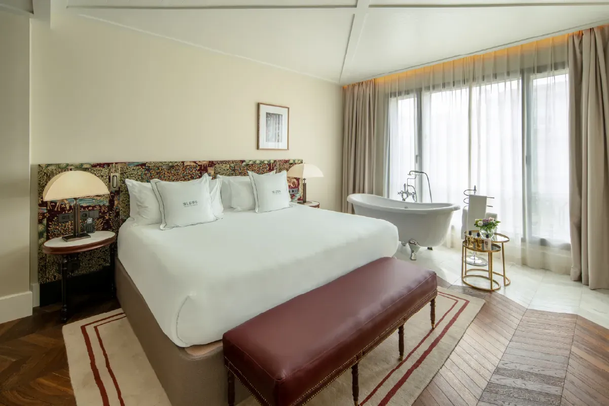 Studio suite room with vintage bathtub, BLESS Madrid in Madrid