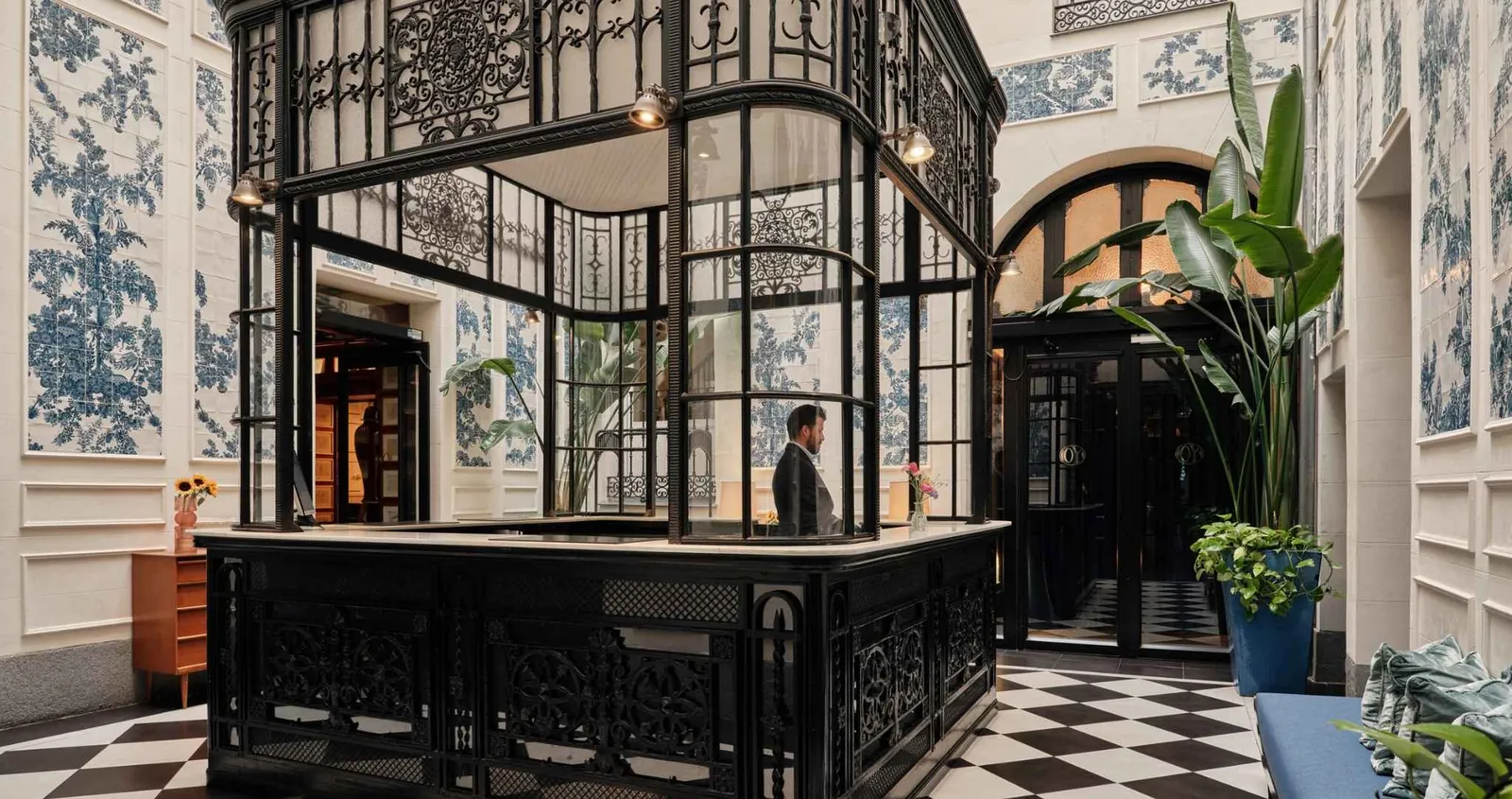 Reception with wrought-iron cabin, Only YOU Boutique Hotel Madrid