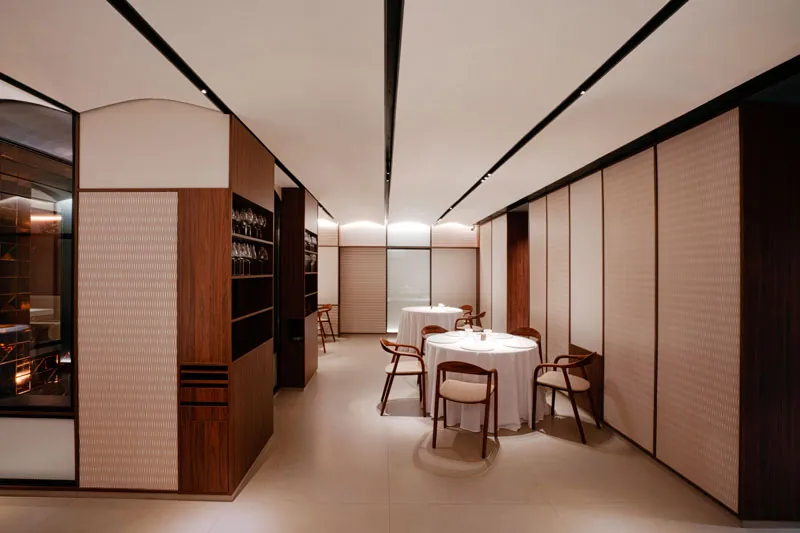 Cinc Sentits restaurant room with set round tables in Barcelona