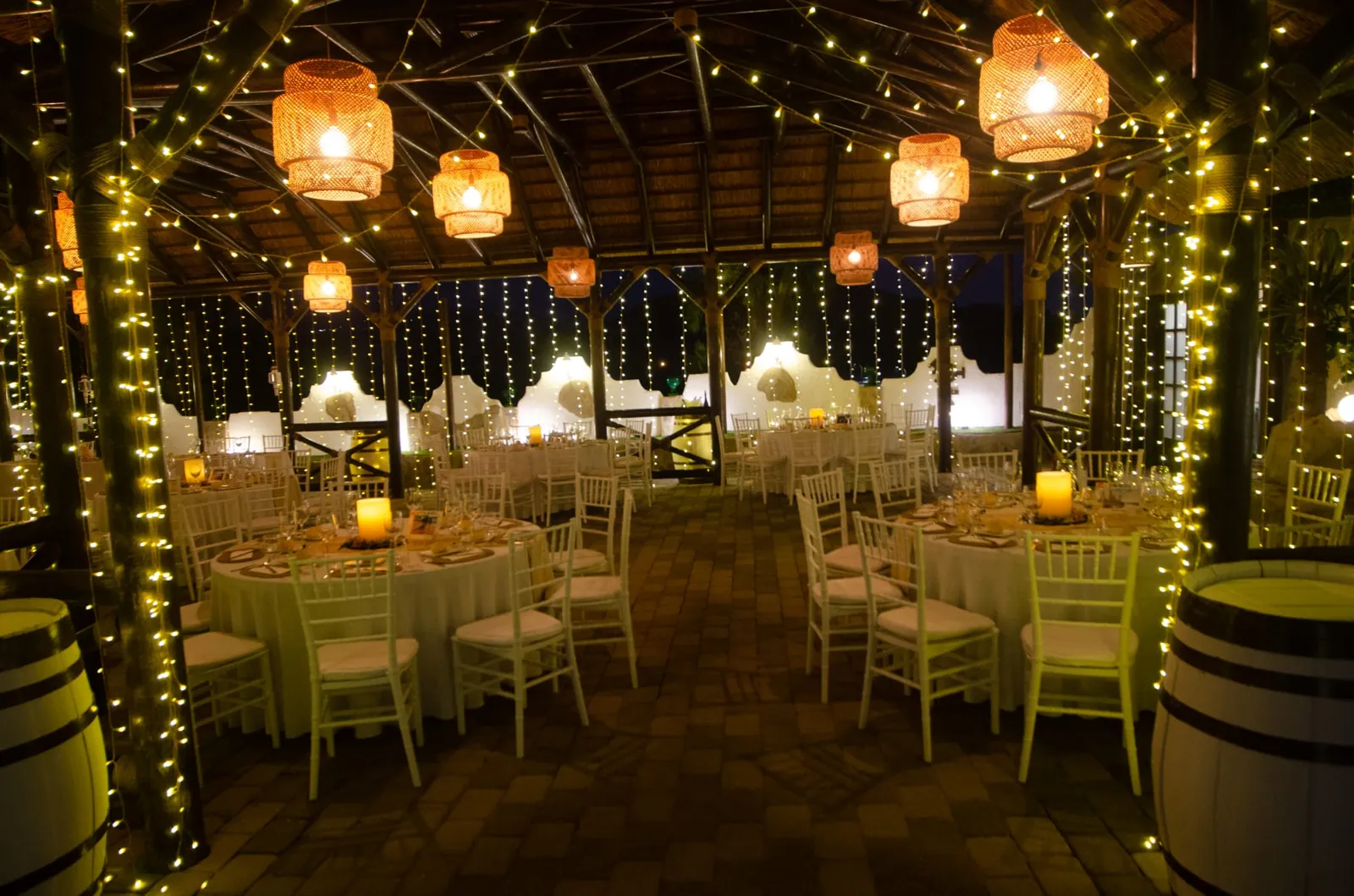 Reception hall at Cortijo San Joaquín in Malaga with round tables under lanterns