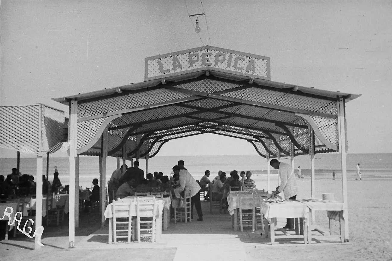 Historic black-and-white photo of La Pepica terrace in Valencia