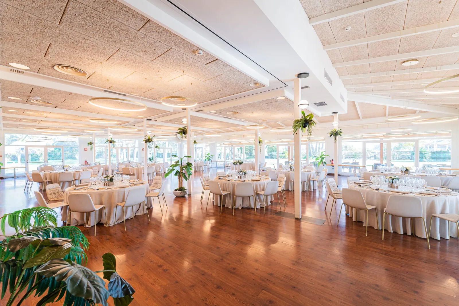 Nou Raco banquet hall in Valencia, round tables set under high ceilings