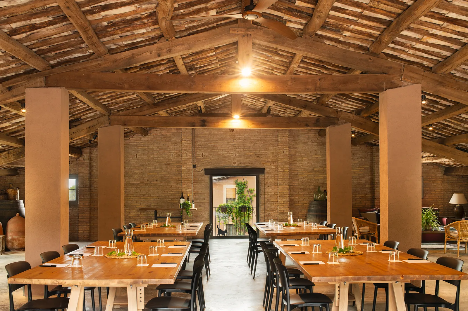 La Pallissa, former barn with exposed beams and set tables