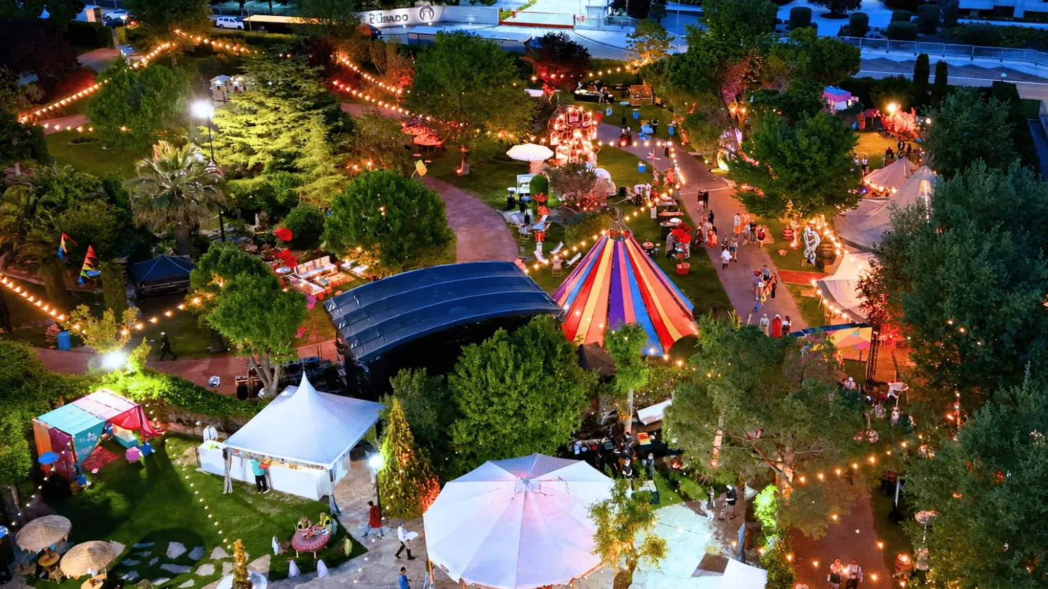 Illuminated gardens of Complejo El Olivar near Madrid for a corporate evening