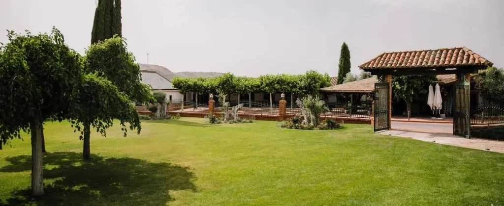 Garden and pavilion at El Frontón de Feligrés