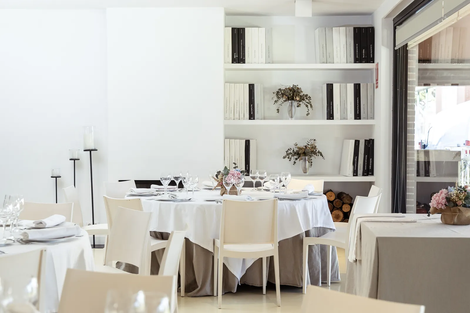 Bright reception room at Espacio Villafranca