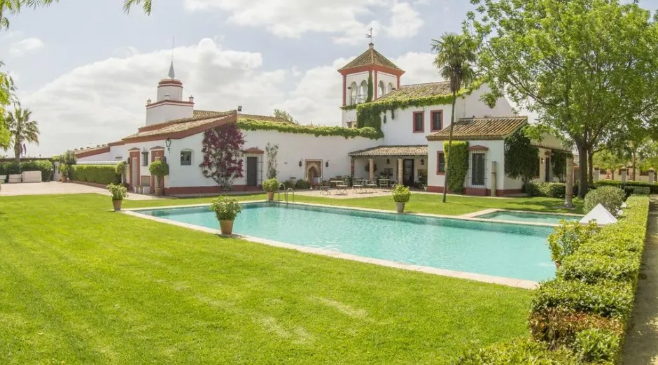 Facade and pool of Hacienda de Orán near Seville, for a corporate event