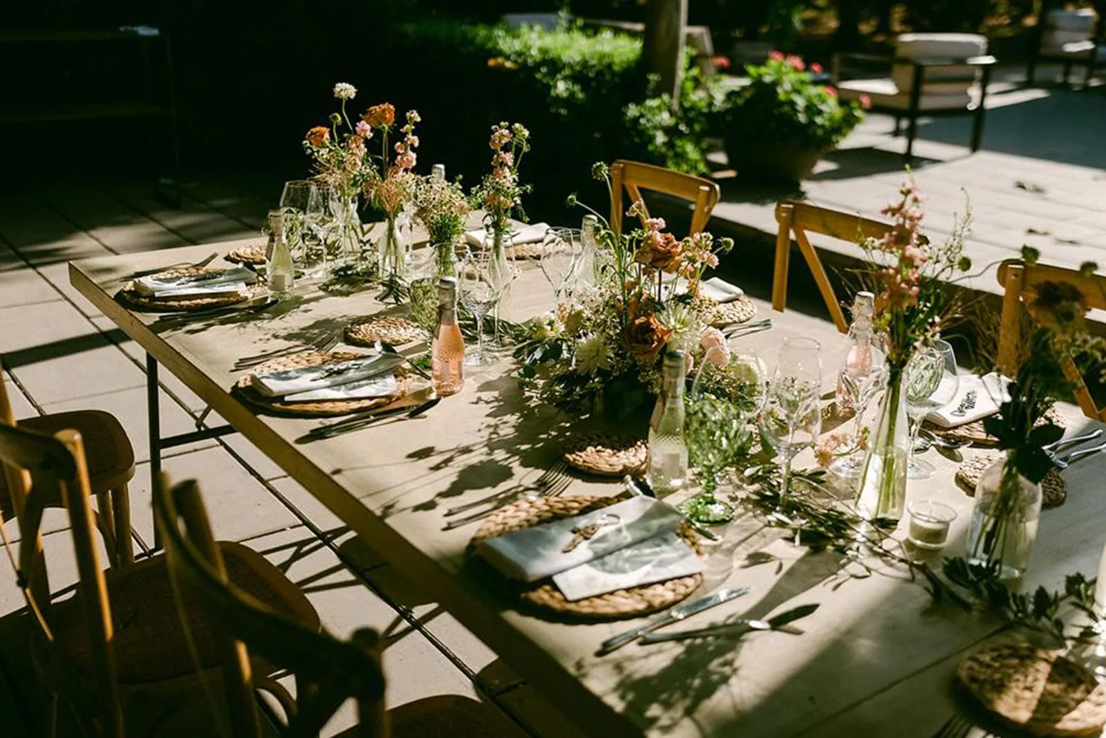 Table set under the trees of the masía garden