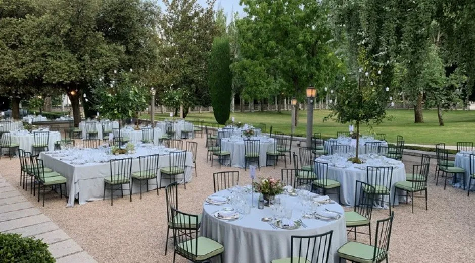 Outdoor dinner on gravel under the trees at La Casa de Mónico in Madrid