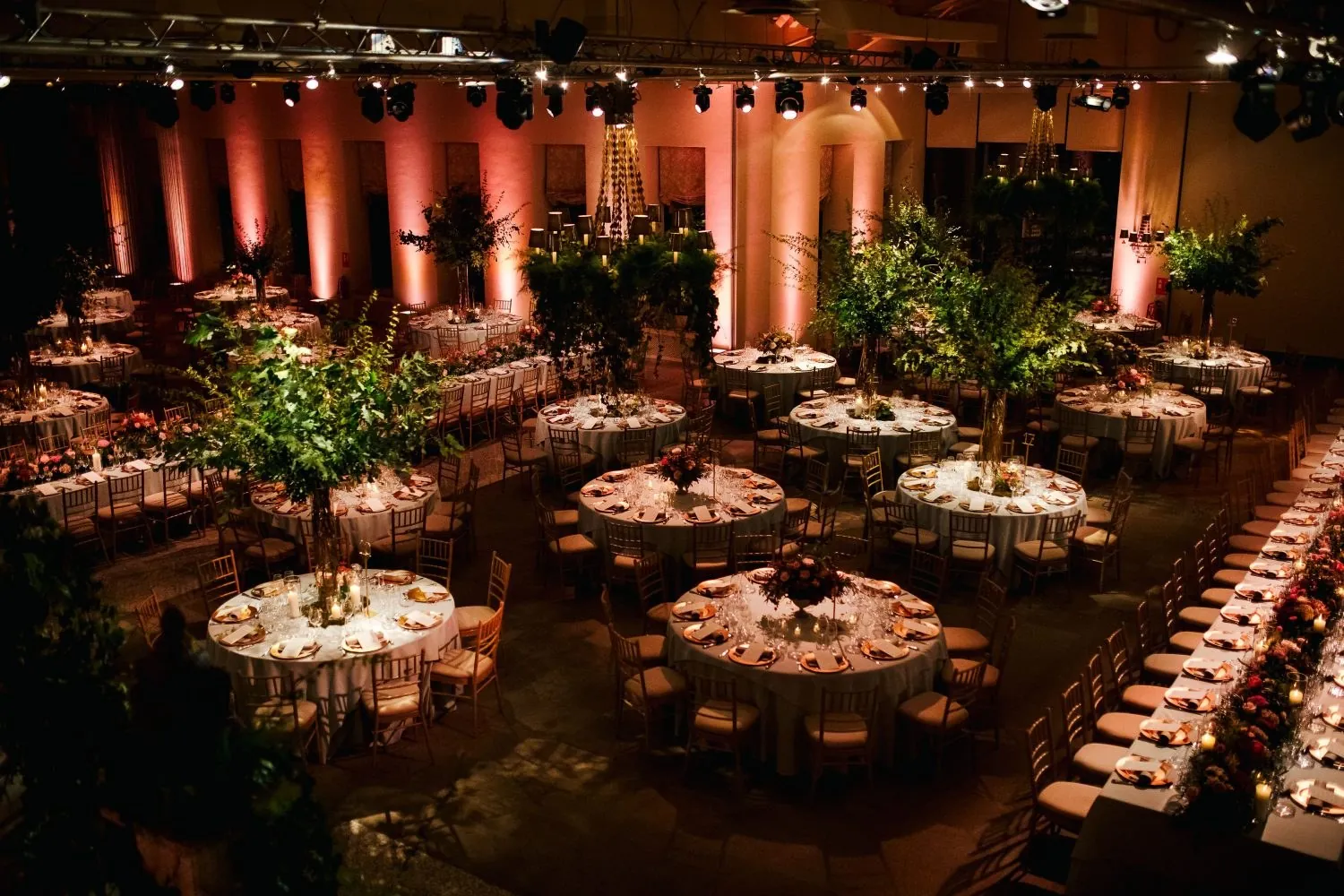 Dining hall of La Quinta de Jarama with round tables set and warm lighting
