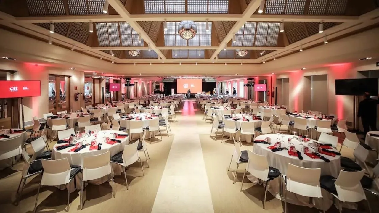 Reception hall of Laureana Business Center set with round tables, Madrid