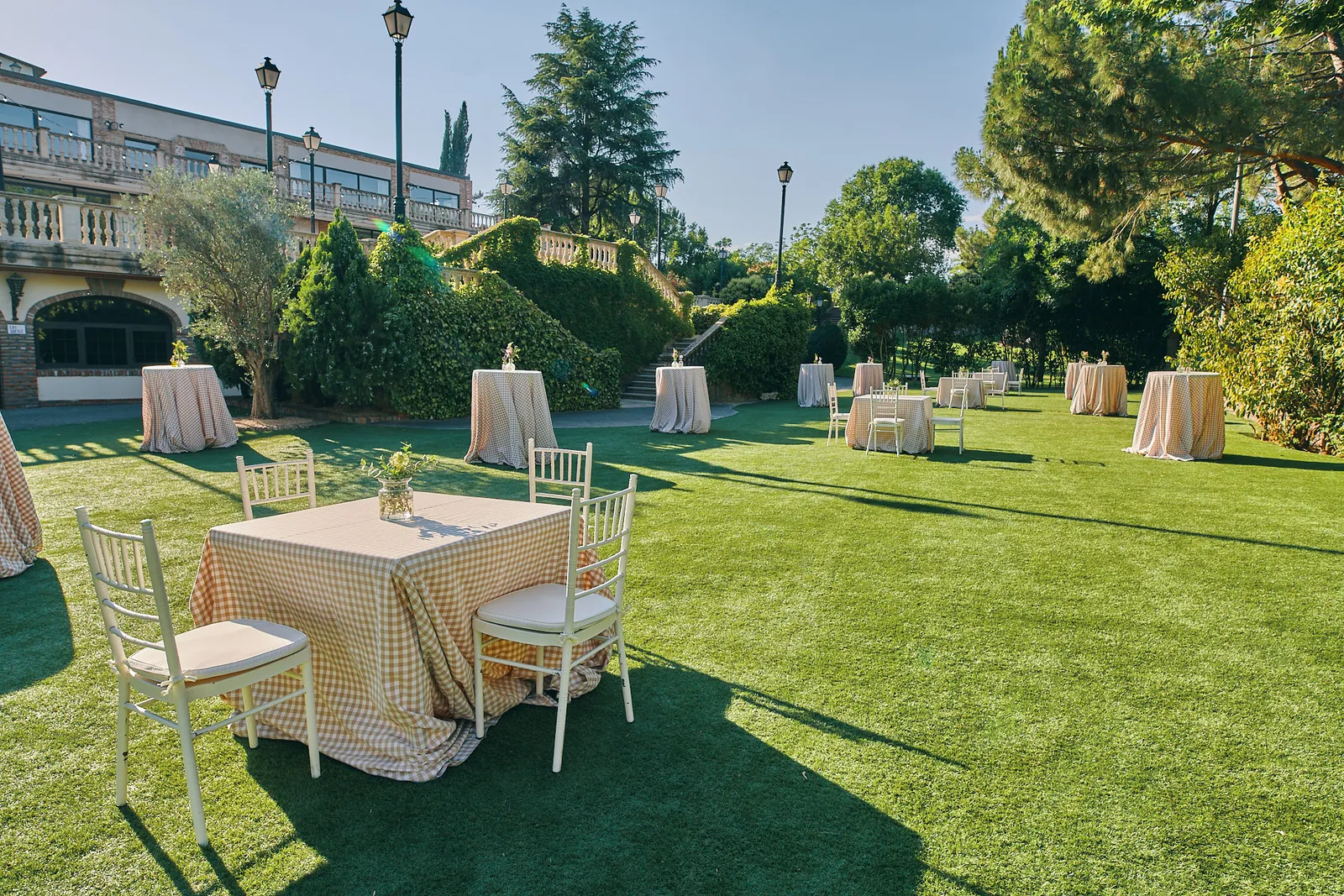 Outdoor reception on the lawn of the Palacio del Negralejo