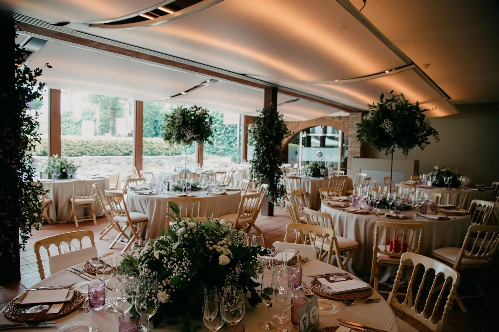 Reception room of La Torre dels Lleons with topiaries and tables set