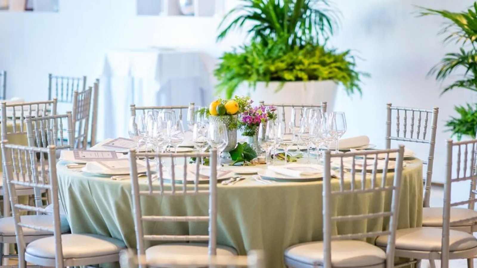 Indoor dinner at UZalacaín La Finca, round tables and chiavari chairs